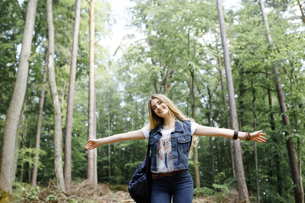Nuori hipster tyttö metsässä vaellus
 - Valokuva, kuva