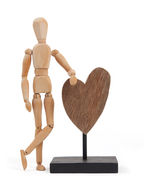 Dřevěný manekýn s velkým srdcem - Fotografie, Obrázek