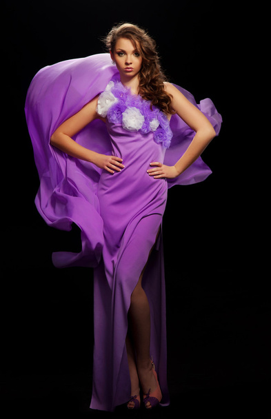 красивая девушка в фиолетовом платье - Фото, изображение