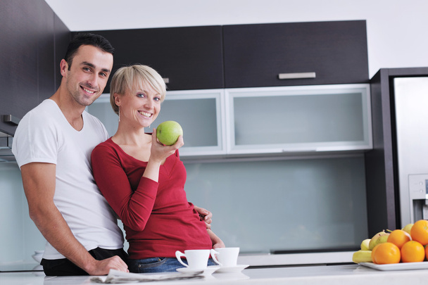 jeune couple s'amuser dans la cuisine moderne - Photo, image