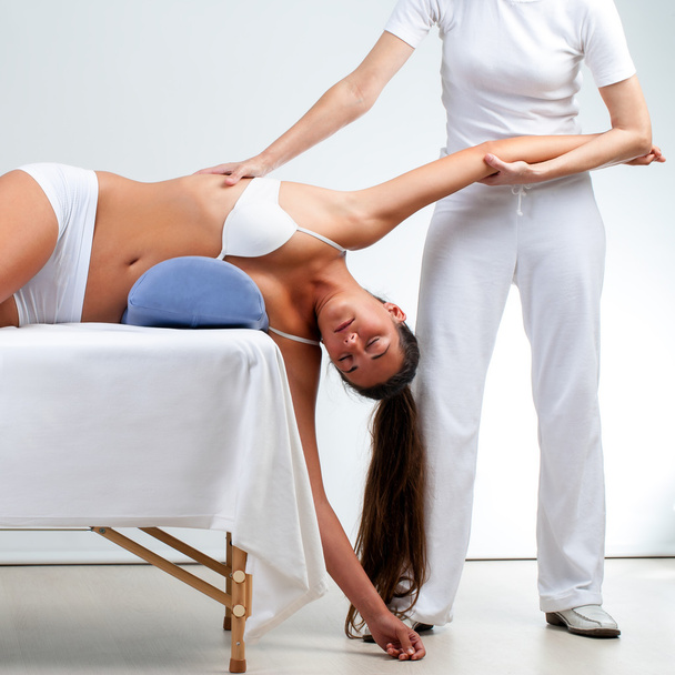 Therapeut macht Schultermassage an Frau. - Foto, Bild