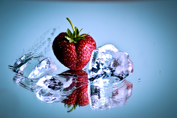 ice and strawberries - Photo, image