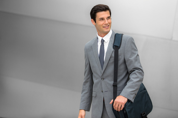 executivo de negócios jovem adulto bem sucedido sorrindo homem trabalhador corporativo bonito
 - Foto, Imagem