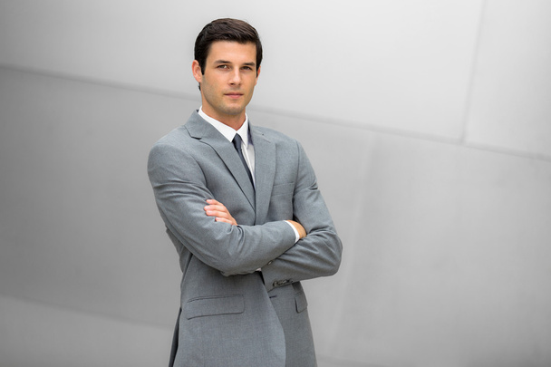 Сильный красивый уверенный бизнесмен портрет позирует с успешной осанкой и позирует в модном костюме
 - Фото, изображение