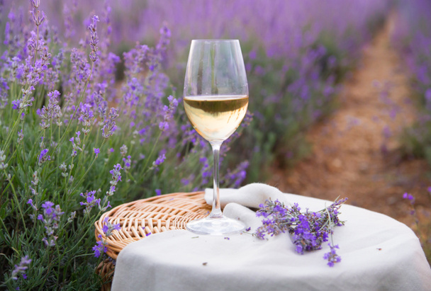 Wijnglas tegen lavendel. - Foto, afbeelding