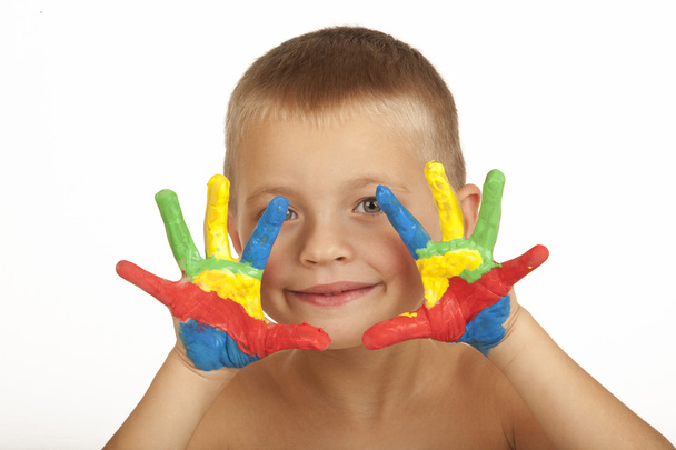 Glimlachend kind met geschilderde handen - Foto, afbeelding