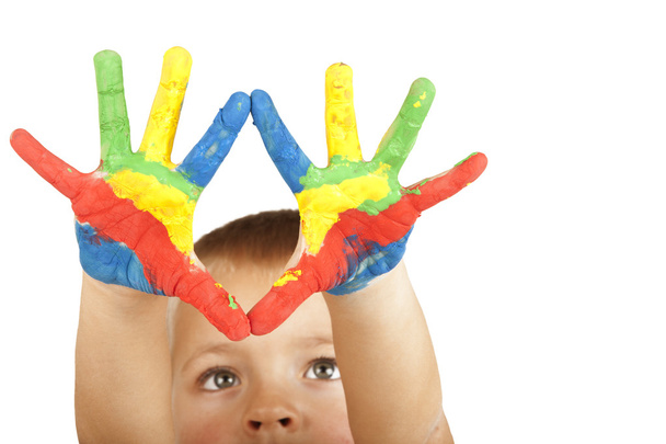 Mosolygó gyermek festett kézzel (hangsúly a kezek) - Fotó, kép