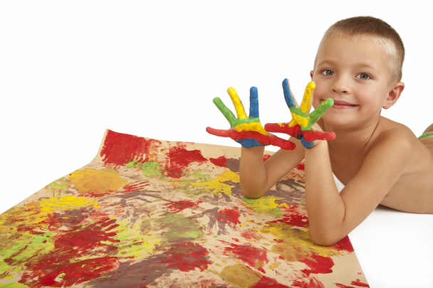 Criança sorridente com mãos pintadas e papel de arte
 - Foto, Imagem
