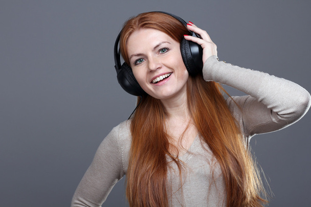 Woman listening to music - Fotografie, Obrázek