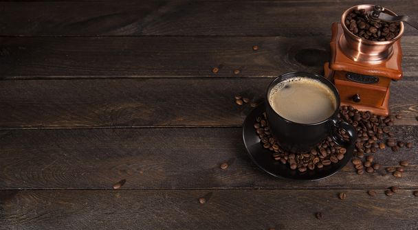 csésze kávé babbal és kávédaráló - Fotó, kép