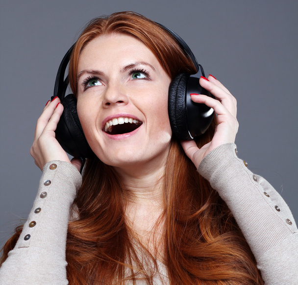 Woman listening to music - Foto, imagen
