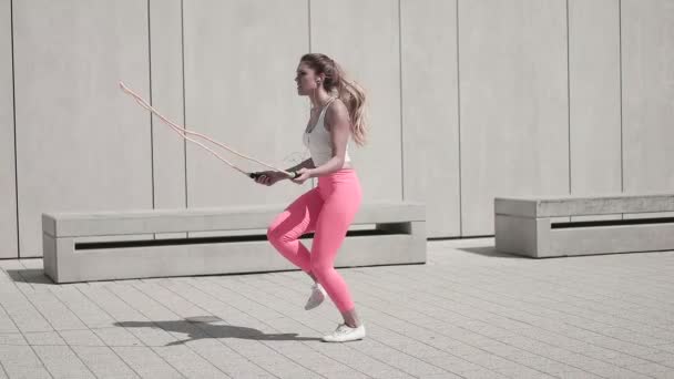 Energetische jonge vrouw in Fitness Outfit, - Video