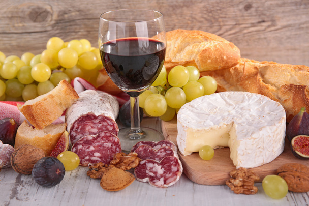 Wine, cheese, sausage and bread - Fotoğraf, Görsel