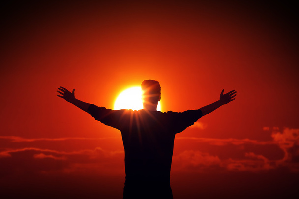 L'homme face au soleil trouver une source d'énergie
 - Photo, image
