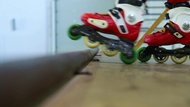Girl prepare roller skate - Footage, Video
