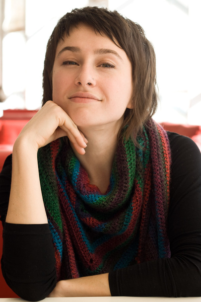 Portrait d'une jeune belle brune dans une écharpe rayée Knitte
 - Photo, image