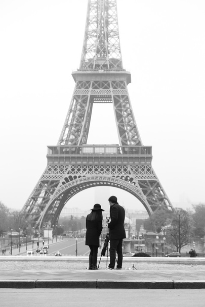 カップルは、パリのエッフェル塔の写真を撮影. - 写真・画像