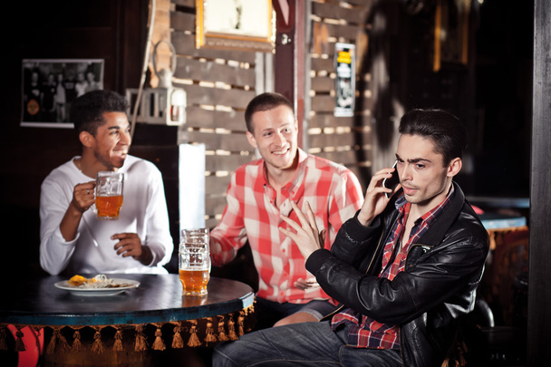 company at the bar. talking on phone - Foto, Imagen