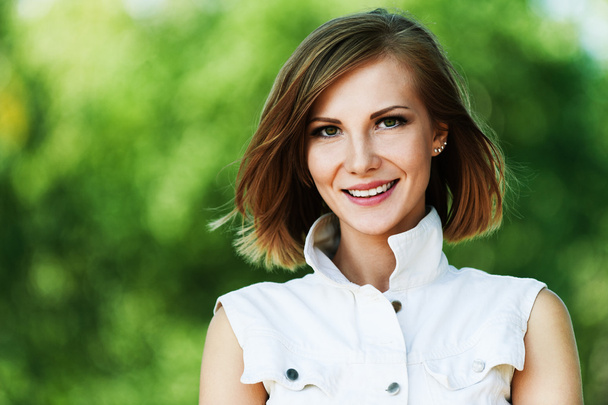Portrait young charming short-haired woman - Foto, imagen
