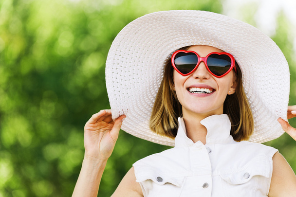 Portret jonge charmante vrouw witte hoed rood zonnebril - Foto, afbeelding
