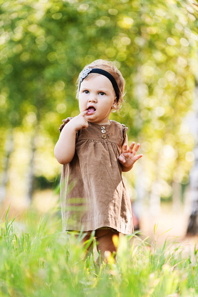 Портрет маленькая милая девушка держит палец рот
 - Фото, изображение