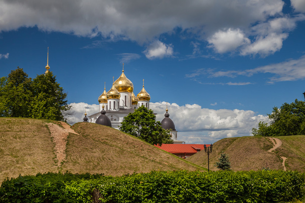 Dmitrov Kremlin. View of the Dormition Cathedral and the ramparts. Russia. The Moscow region. Dmitrov - Foto, immagini