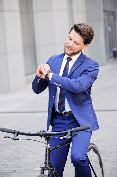 Handsome businessman riding his bicycle  - Foto, afbeelding