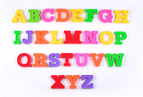 Lettres alphabet plastique coloré sur un blanc
 - Photo, image