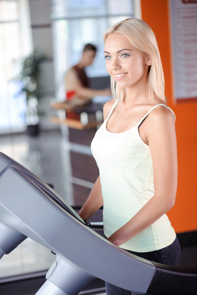 Blond   woman in a fitness club - Foto, Imagen