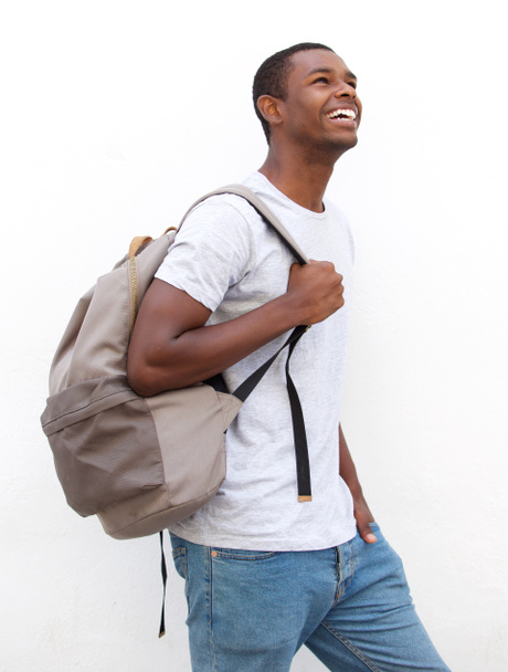Sonriendo afroamericano estudiante universitario masculino caminando
 - Foto, imagen