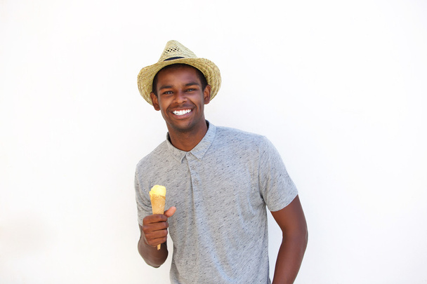 Красивий молодий чоловік насолоджується конусом морозива
 - Фото, зображення