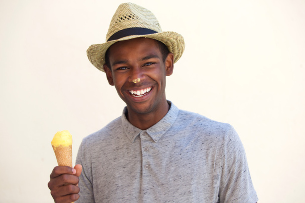 Молодий чоловік сміється з морозивом на носі
  - Фото, зображення
