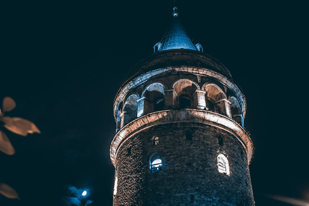 Galata-torony éjjel. Törökország, Istanbul. Uskudar - Fotó, kép