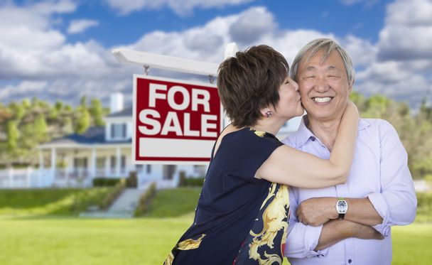 家とサインの前で愛情の上級中国のカップル - 写真・画像