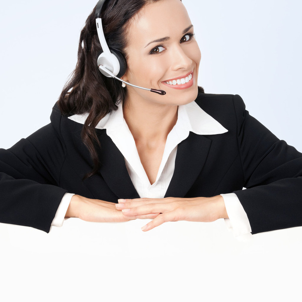 joven sonriente operador de telefonía de apoyo femenino con letrero
 - Foto, Imagen