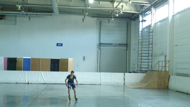 Chłopiec rolki freestyle slalom - Materiał filmowy, wideo