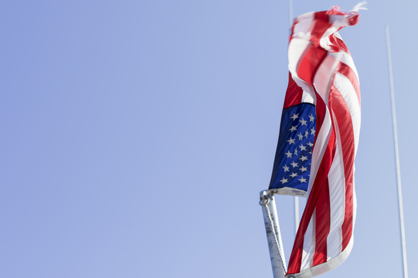 Americká vlajka na tyči. - Fotografie, Obrázek