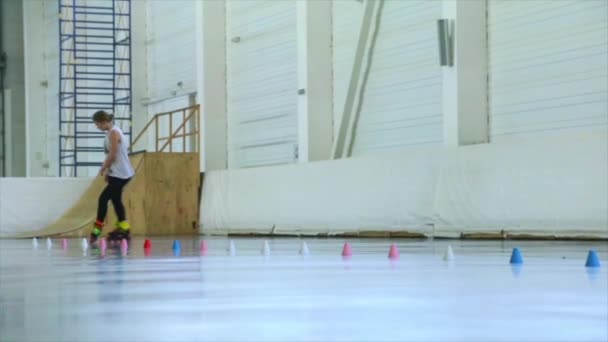 girl rollerblade freestyle slalom - Footage, Video