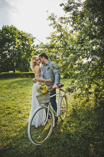 Loving couple with a bicycle 3126. - Foto, afbeelding