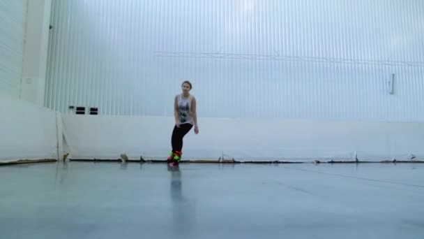 tyttö rullaluistin freestyle pujottelu
 - Materiaali, video