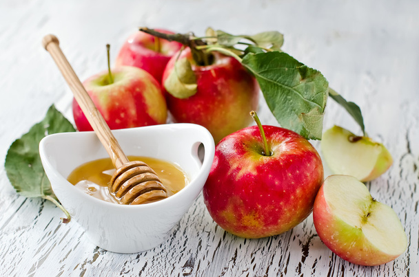 Verse rode appels met honing - Foto, afbeelding