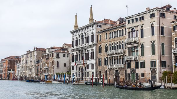 VENICE, ITALY - on MAY 3, 2015. City landscape. Ancient buildings ashore grandee Canala (Canal Grande) - Foto, afbeelding