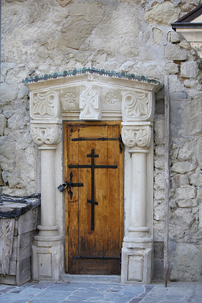 Εκλεκτής ποιότητας ξύλινη πόρτα. Μονή Αναλήψεως των σπηλαίων, Κριμαία - Φωτογραφία, εικόνα