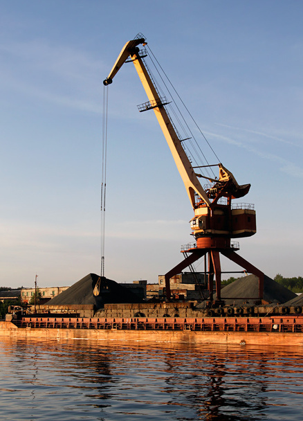 Port bulk crane and barge - Foto, afbeelding