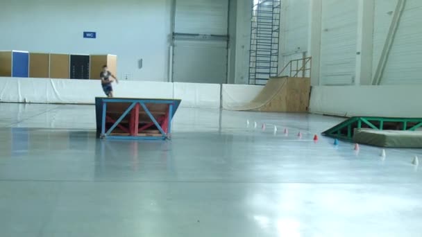 Rolki facet skacze przez trampolinę - Materiał filmowy, wideo