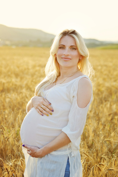 pregnant woman   in wheat field - Fotografie, Obrázek