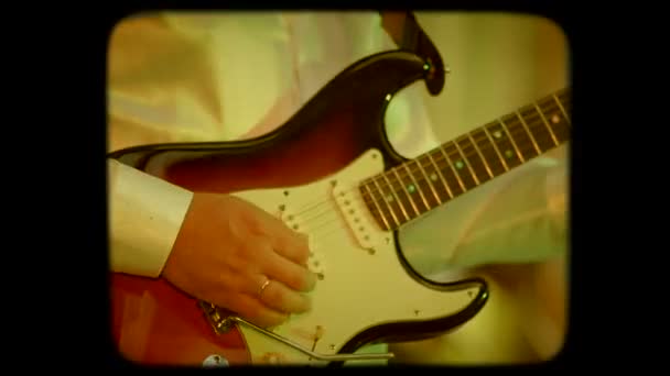 Man spelen gitaar. Close-up. Retro - Video