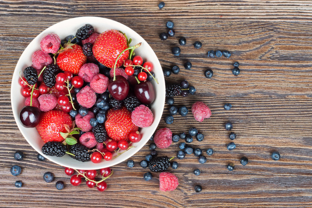 mixed berries in a bowl - Фото, изображение