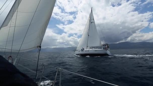 Navegando no vento através de ondas
 - Filmagem, Vídeo