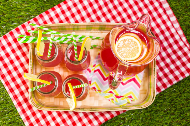 лимонад на літньому пікніку
 - Фото, зображення